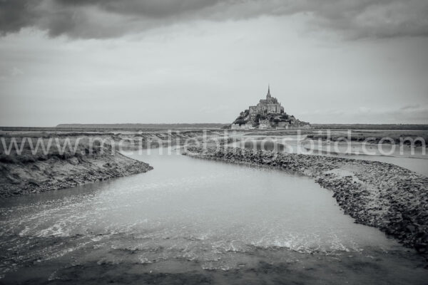 Acryl, Alu Dibond Mont Saint Michel schwarz-weiß Leinwand Foto Poster kaufen